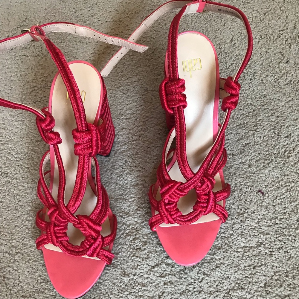 Woman's CAbi Sz 8 Hibiscus Red Tiptoe Sandal